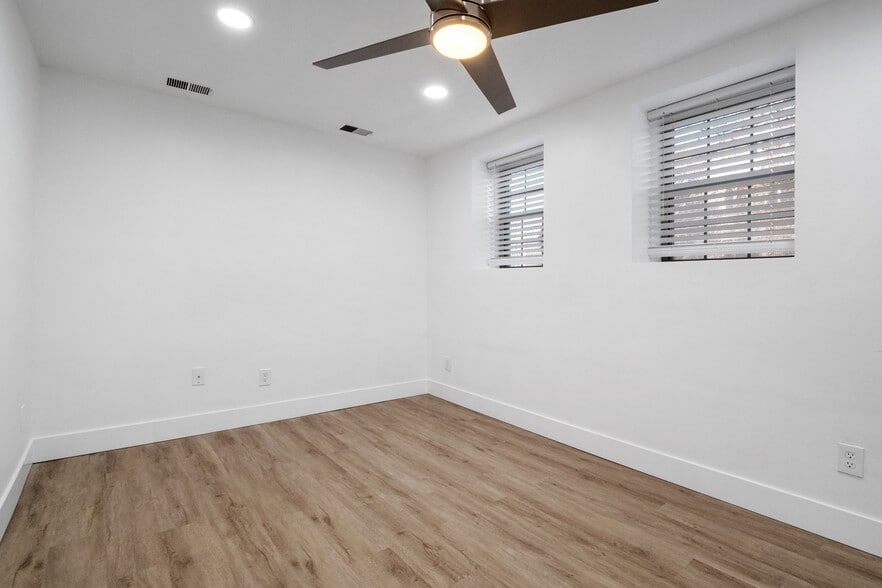 Large bedroom - 4512 Westminster Plz