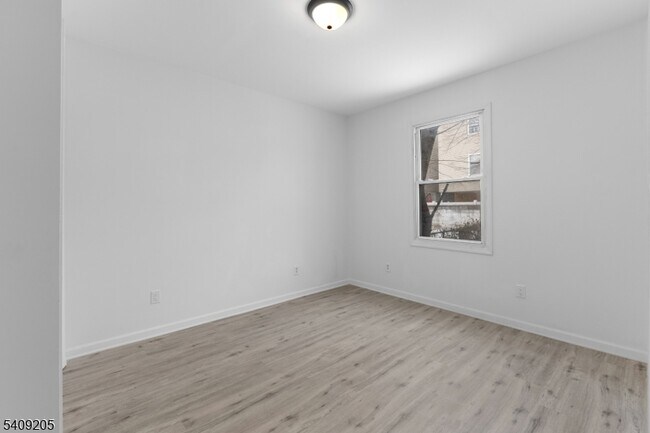 Building Photo - 223 Pine St