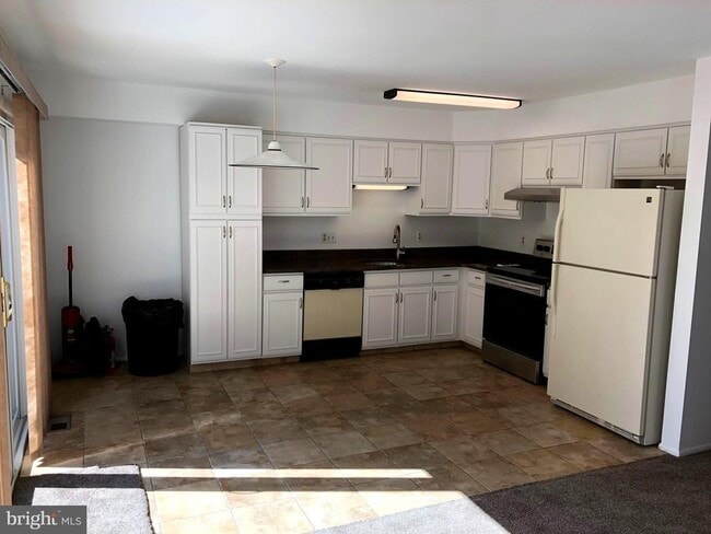 Building Photo - 56 Burgundy Dr