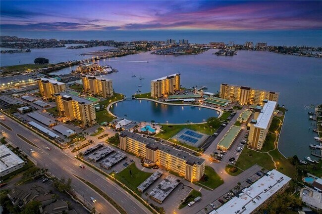 Building Photo - 4650 Cove Cir