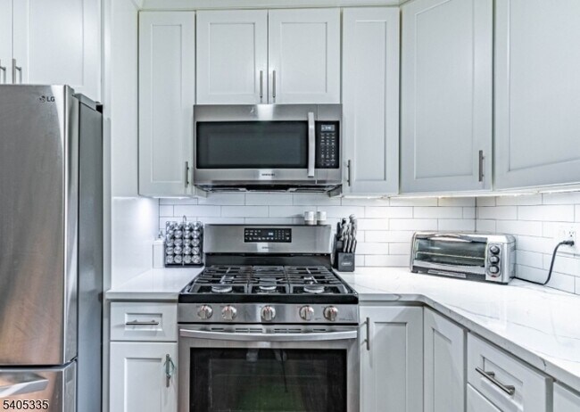 Building Photo - 320 South St