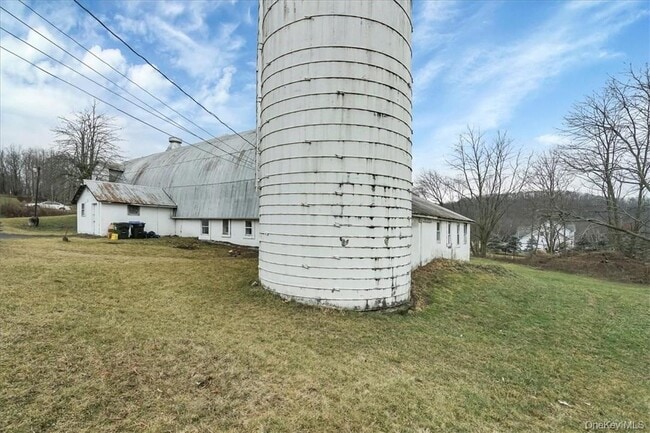 Building Photo - 492 Black Meadow Rd