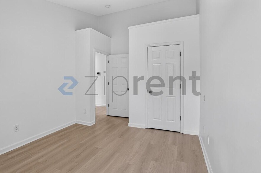 Building Photo - Unit