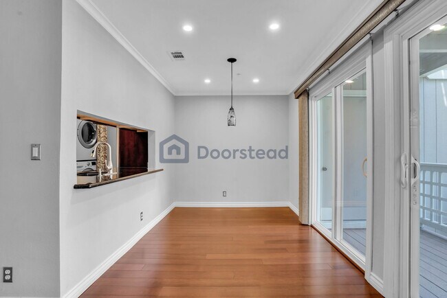 Building Photo - 2709 Oak Road Unit E