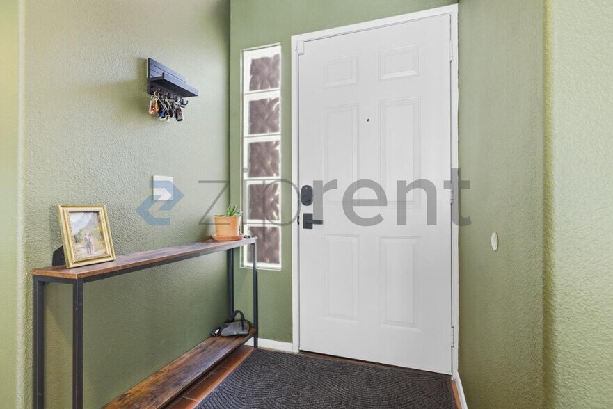 Building Photo - Unit