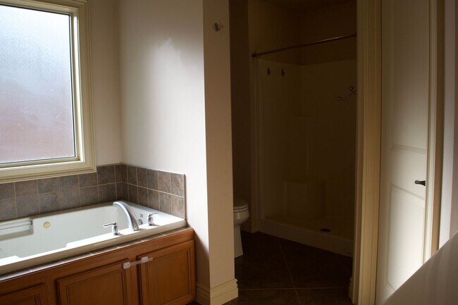 Building Photo - Marvelous 3 Bedroom House In Mill Creek Ma...