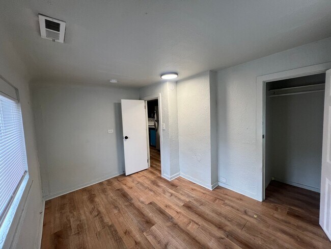 Building Photo - 2 Bed 1 Bath House in Westwood Neighborhood