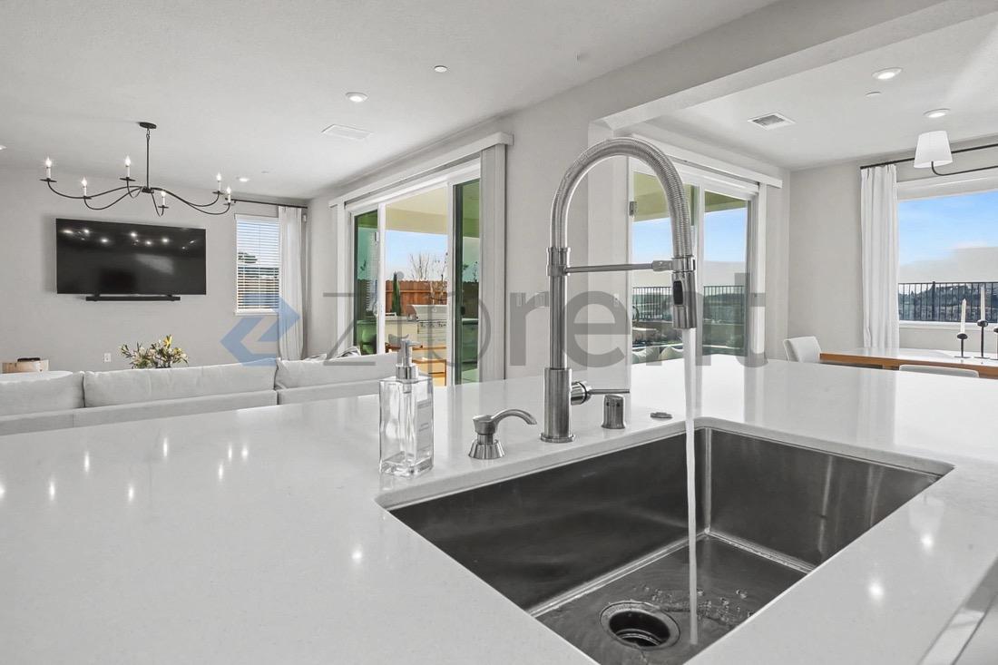 Building Photo - 1579 Seneca Cir