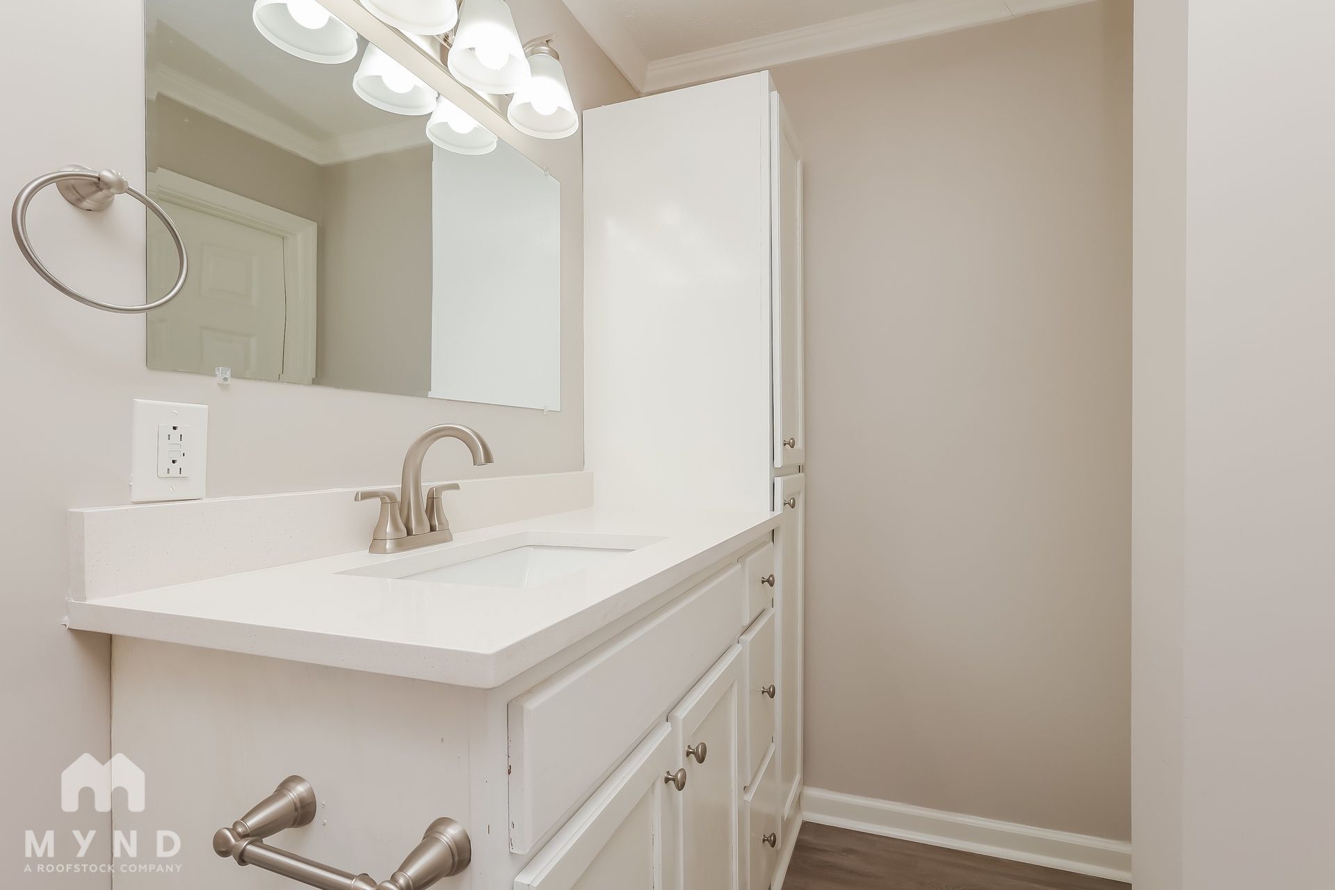 Building Photo - 204 Deerlake Dr