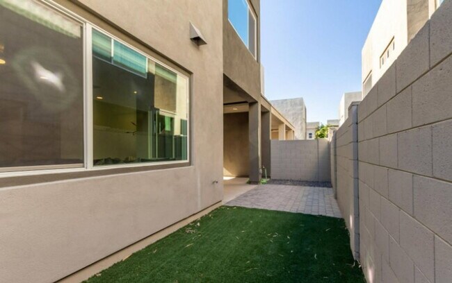 Building Photo - 6810 E Lyra Dr