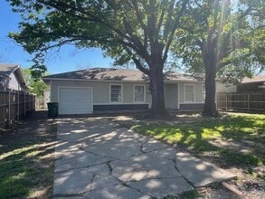 Building Photo - 1105 Fisher St