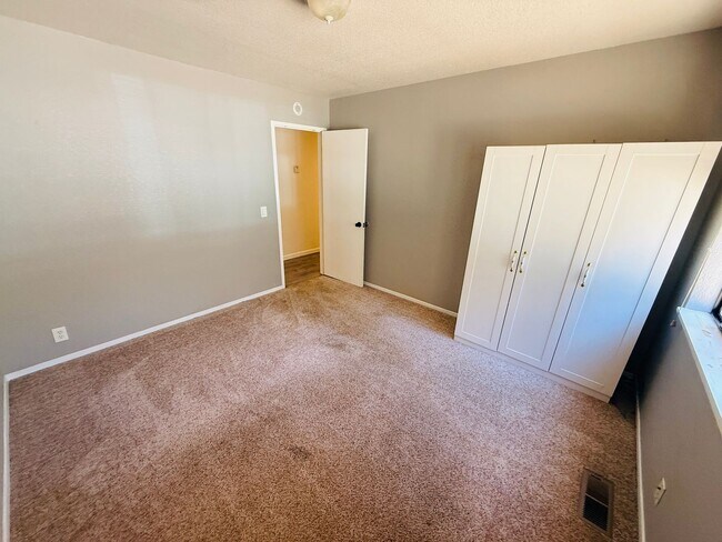 Building Photo - Pet Friendly 4 bed 2 bath house for rent at 1222. Jobs Peak