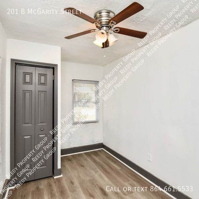 Building Photo - 1 Bedroom 1 Bath Duplex Blocks from Mills ...