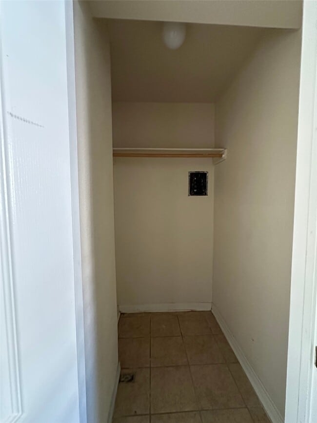 Building Photo - 516 Holiday Dr