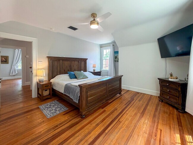 Building Photo - Luxury Historic Home Near UF | Fully Renovated 3BR/2BA with Private Yard & Premium Finishes