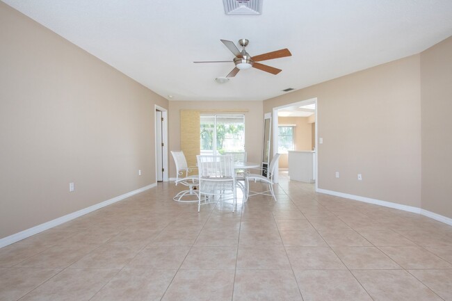 Building Photo - "Charming Sarasota Retreat: Spacious 3-Bed...