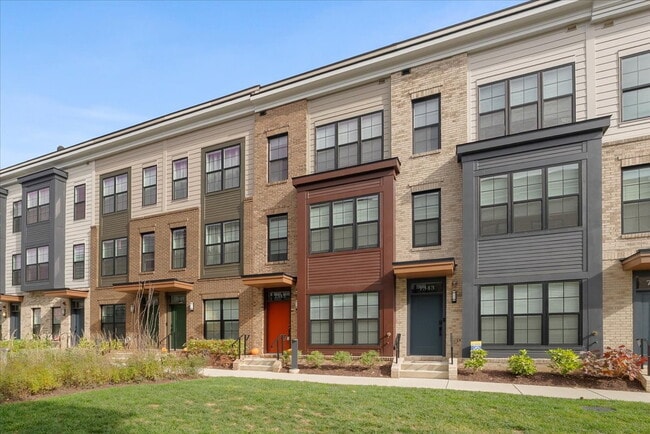 Building Photo - Modern 2024 Townhome with Rooftop Terrace.