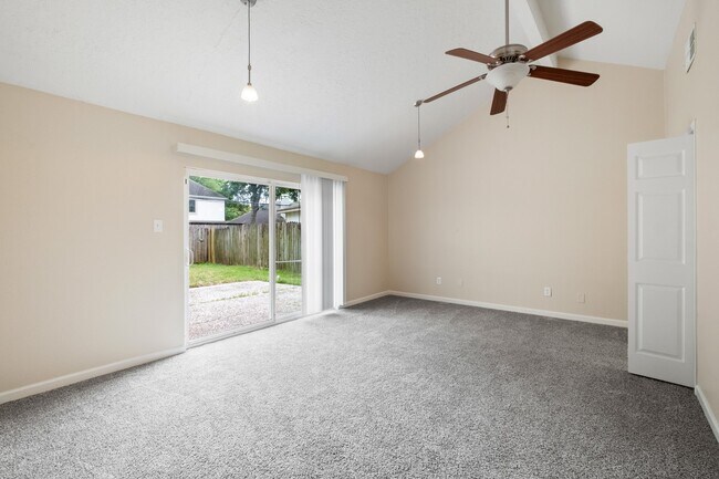 Building Photo - 14126 Saddlebend Dr