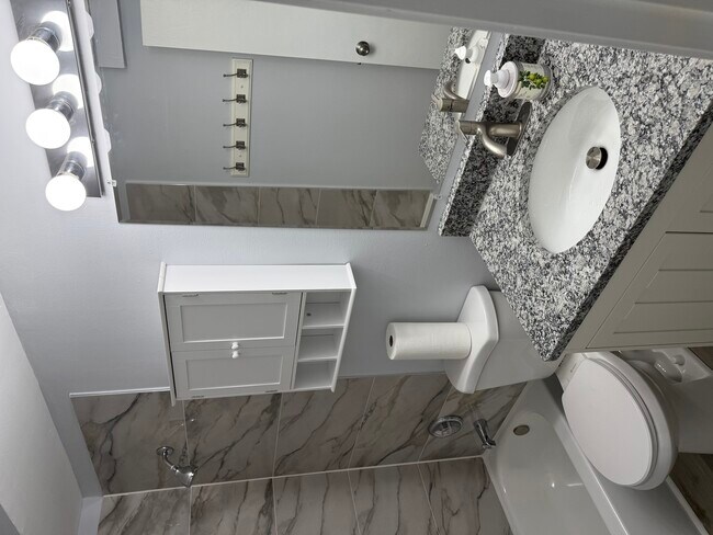 Building Photo - 502 E Spruce Dr