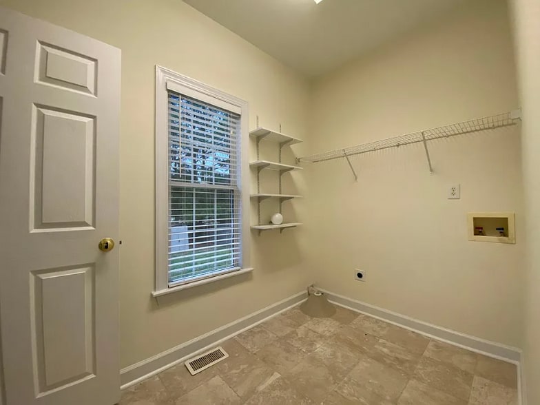 Building Photo - 210 Kelly W Dr