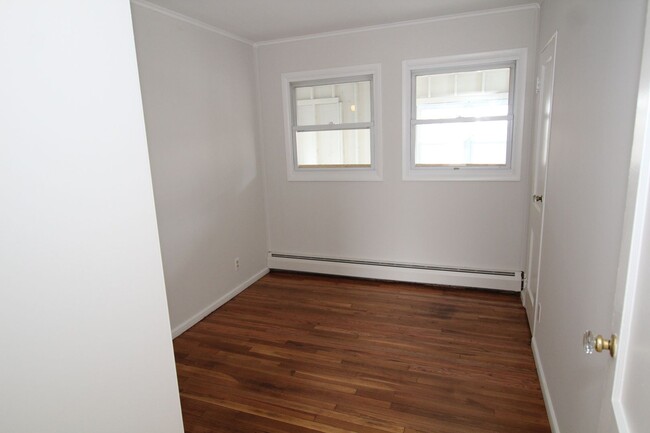 Building Photo - 3 Bedroom close to Uptown Kingston availab...