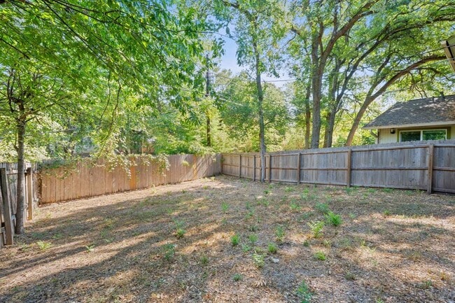 Building Photo - 1508 Rockdale Cir