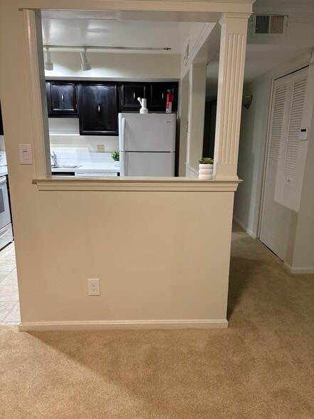 STRAIGHT ON KITCHEN NPASS THRU - 509 Highwood Dr