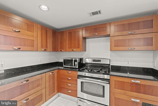 Building Photo - 2451 Midtown Ave