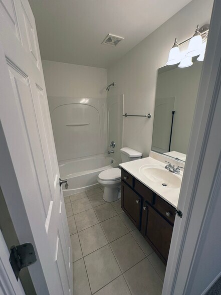 Building Photo - 560 Lancaster Dr