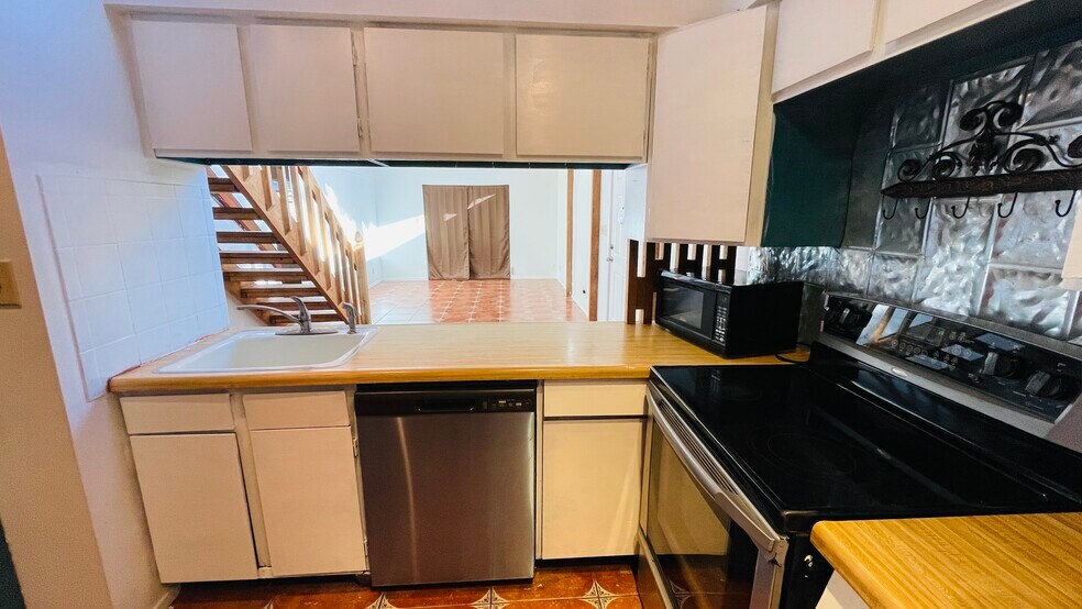 Building Photo - 302 Venture Blvd S