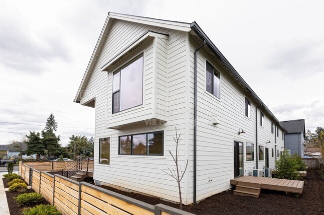 Building Photo - 6506 SE 63rd Ave