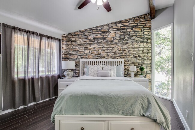 Building Photo - 1810 Lakeshore Dr