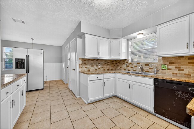 Building Photo - 9602 S Petersham Dr