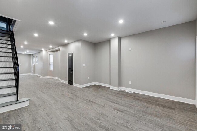 Building Photo - 6205 Elmwood Ave