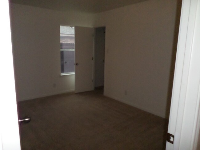 Building Photo - 1310 Chips Dr