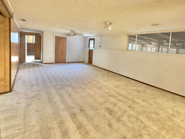 Building Photo - 2,510 Sq Ft | 5 Bedroom · 3 Bathroom – W/D, Terrace, Garage & Extra Space