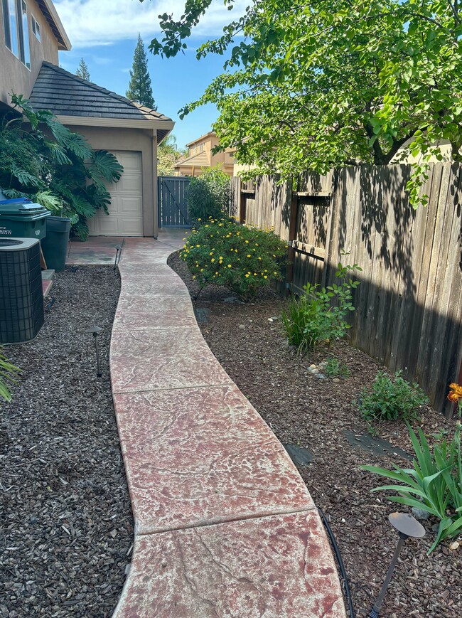 Building Photo - Breath-Taking 4/3. Backyard Oasis w/4 Car Garage!  Please read ad for viewings!