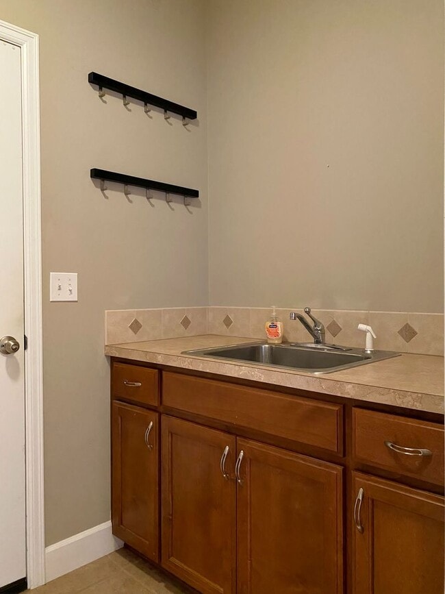 Building Photo - Lovely Modern Westside Home