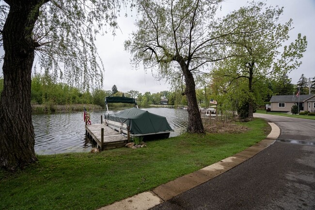 Building Photo - Beautiful 2 Bedroom Single Family on Paddock Lake