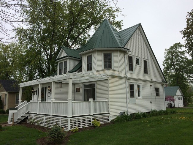 Building Photo - 320 S Green St