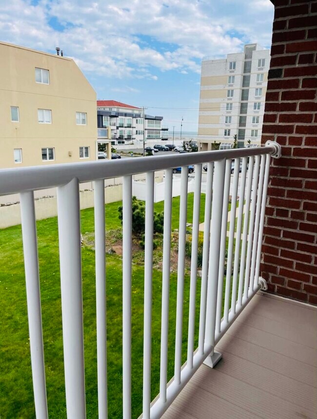 Balcony with Oceanview - 475 W Broadway