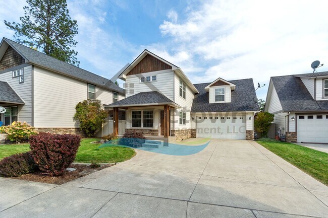 Building Photo - 3 Bedroom 3 Bathroom Home with Attached 2 Car Garage Available in Coeur d'Alene!