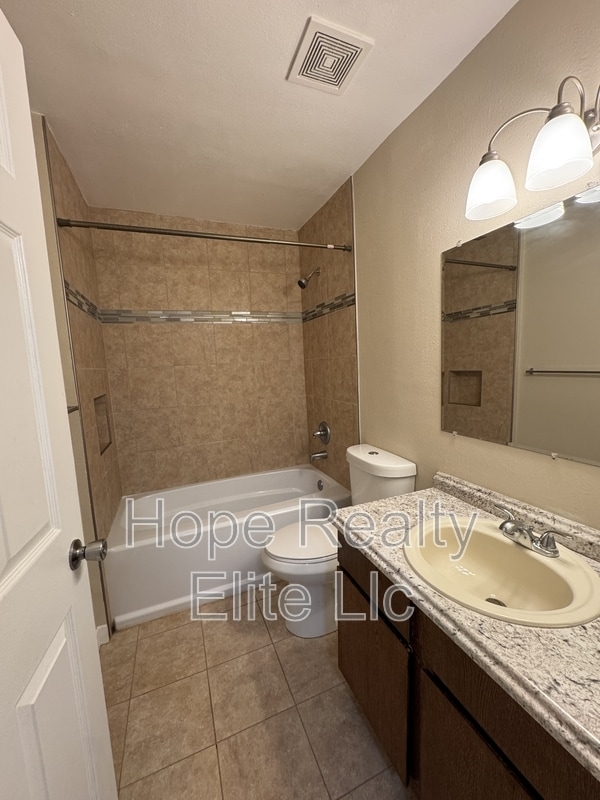 Building Photo - 1225 N Chestnut St