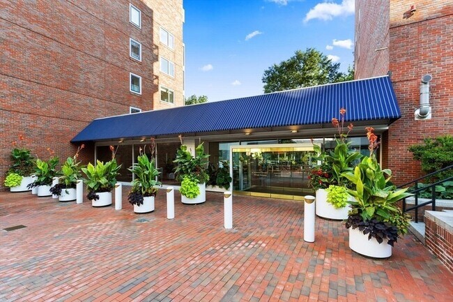 Building Photo - 975 Memorial Dr