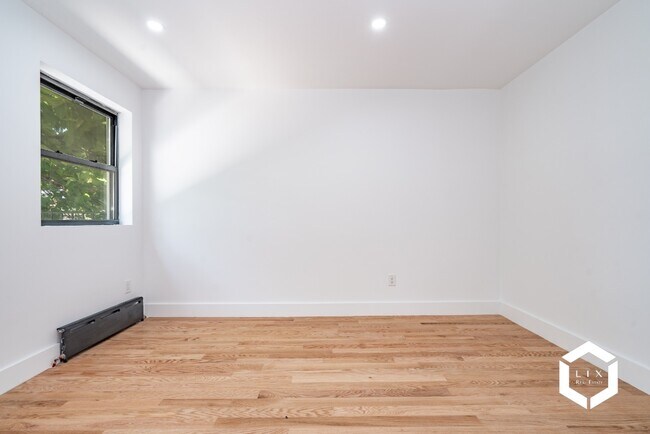 Building Photo - Remodeled 2 Bedroom Apartment with Private...