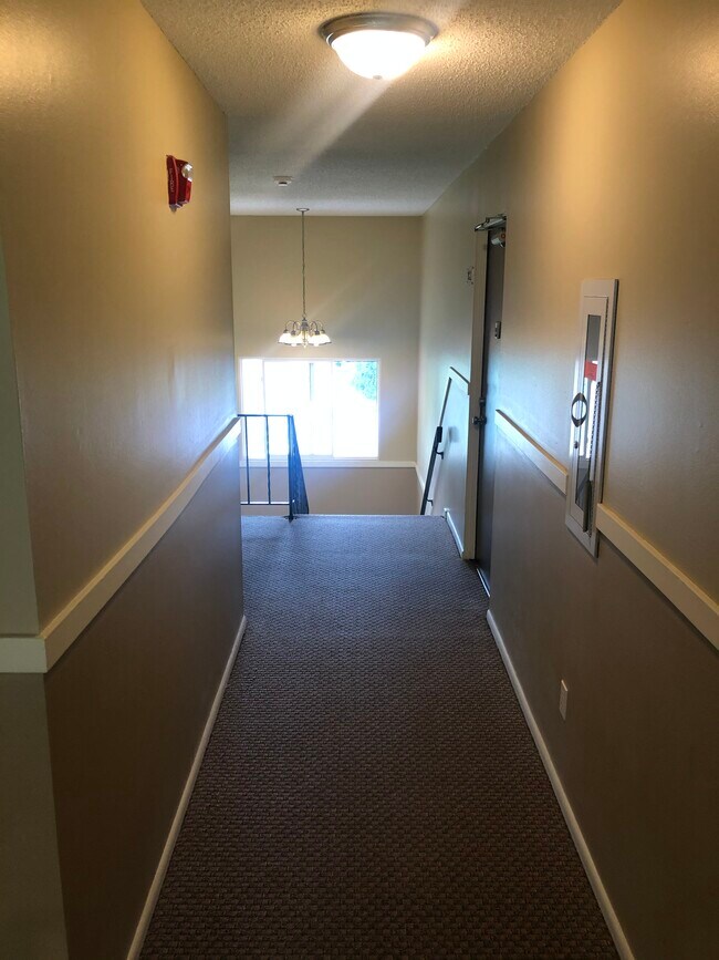 Building Photo - 2730 Rosalyn Ct