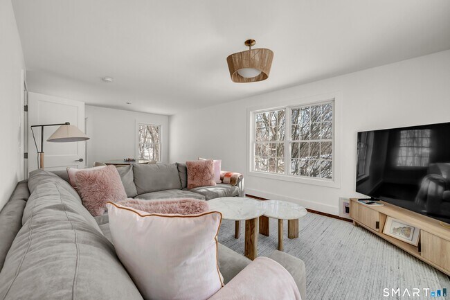 Building Photo - 5 Main Dr