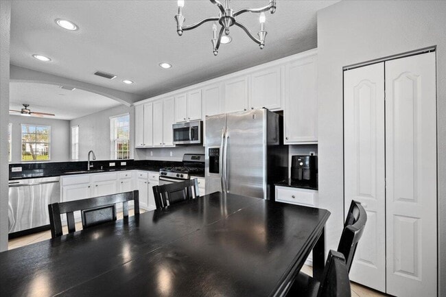 Building Photo - 647 Castle Dr