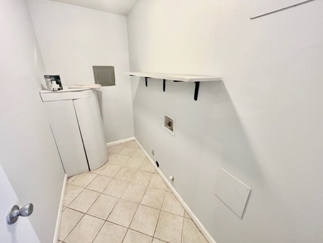 Building Photo - THREE BEDROOM/ONE AND HALF BATH SPACIOUS R...