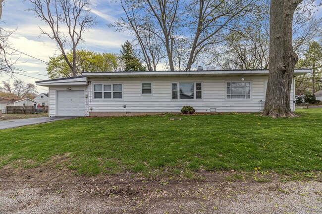 Building Photo - 210 S Victor St